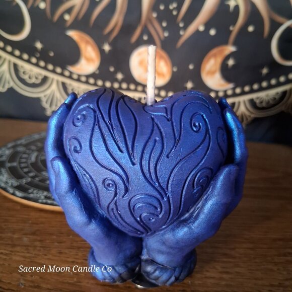 The Alchemist Embrace Saffron and Patchouli Scented Heart in Hands Candle - Picture 2 of 11